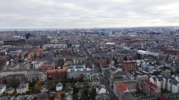 Vuelo de drones sobre el paisaje urbano de Frederiksberg — Vídeo de stock