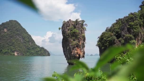 Ψηλός βράχος στη μέση του ειρηνικού ωκεανού νερά στο Κάο Λακ Ταϊλάνδη — Αρχείο Βίντεο