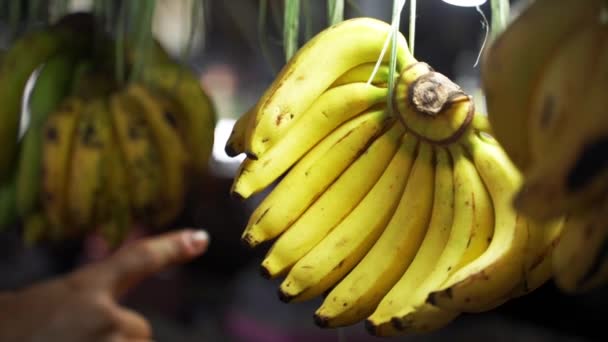 Montón de plátanos maduros en un mercado local en Tailandia — Vídeos de Stock