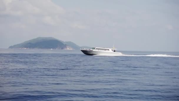 Veleiro Cruisin 'Along the Ocean Waters na Tailândia com silhuetas de montanha — Vídeo de Stock