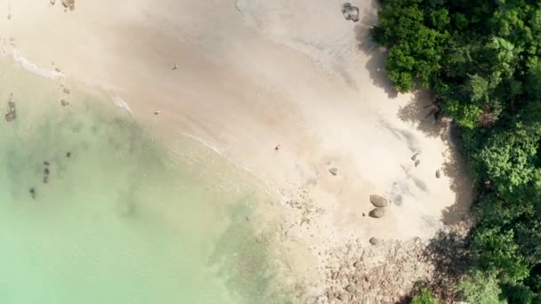 Tengerparti Thaiföldön, körülvéve zöld vizekkel és pár fekszik a homokon — Stock videók