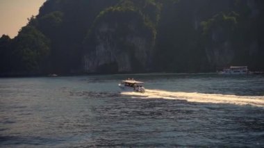 Tayland 'da Koh Phiphi Plaj Suyu' ndan geçen tekne.