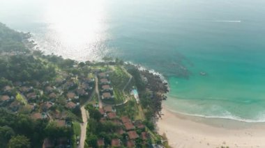 Güzel, yeşil, köpüklü okyanus sularının yanındaki ağaçlarla dolu orman.