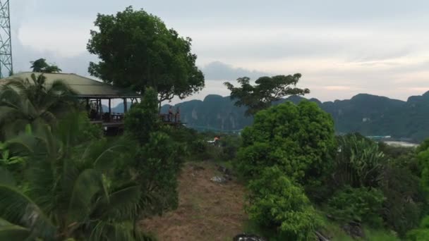 Turisti presso il Patio Godersi la vista delle acque dell'oceano e delle montagne — Video Stock