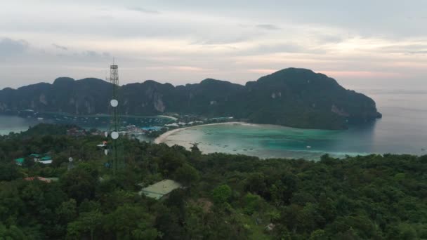 Koh Phiphi Thailand adembenemend uitzicht op Ocean Beach Waters en Bos Bomen — Stockvideo