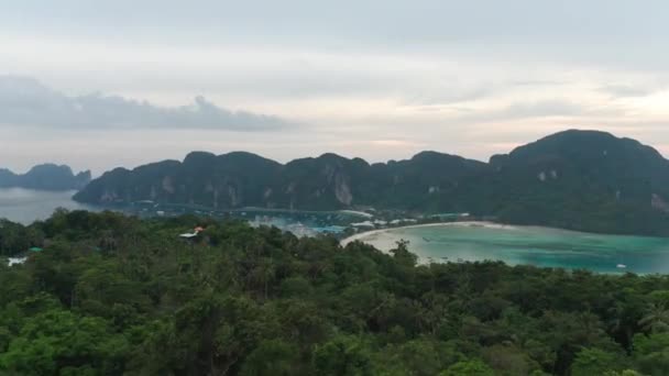 Majestueuze Ocean Waters, White Sandy Beach en Bos Bomen in Thailand — Stockvideo