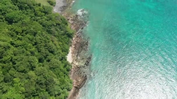 Vista a volo d'uccello Colpo di scogliera di montagna Circondato da Koh Phi Phi Ocean — Video Stock