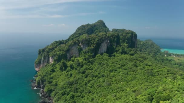 Koh Phi Phi Island en een eindeloze oceaanhorizon onder Blue Skies, Azië — Stockvideo