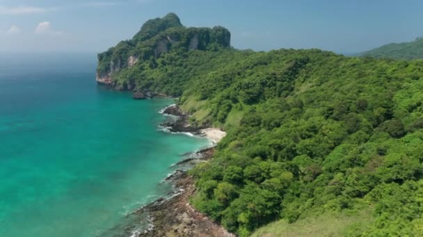 夏の午後のドローンは、緑豊かな崖とピピビーチ島のショット — ストック動画