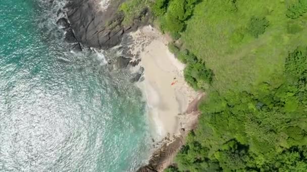 White Sands and Rocks by the Ocean Shore in Koh Phi Phi Thailand (Drone Shot) — Stock Video