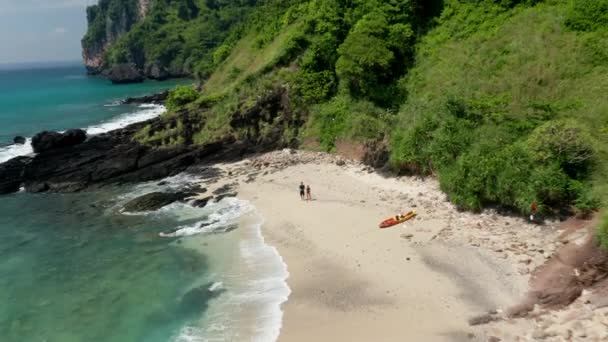 Casal de turistas com drone acenando como a câmera puxa para fora revelando — Vídeo de Stock