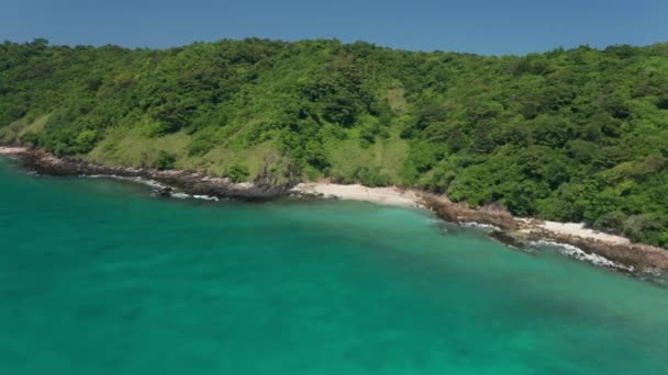 タイの海岸による崖のある青い空と輝く緑の水 — ストック動画