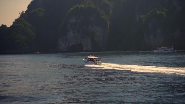 Boat Passing Through Koh Phiphi Beach Water, Таїланд — стокове відео