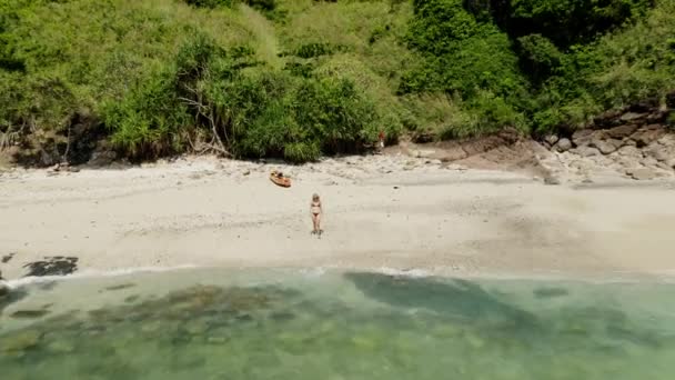 Donna in spiaggia Rivelare Majestic Beach Island in Thailandia, Asia — Video Stock