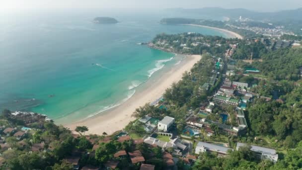 Strand vatten vågor kraschar mot vit sand i Phuket, Thailand — Stockvideo
