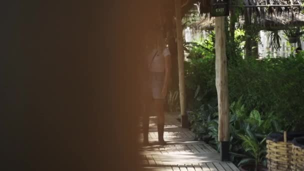 Vrouwelijke toerist in wit shirt en zonnebril het nemen van een video op selfie stick — Stockvideo