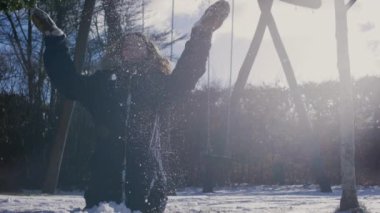 Oyun sahasında Kar Fırlatan Kızın Yavaş Çekimi 1000 FPS