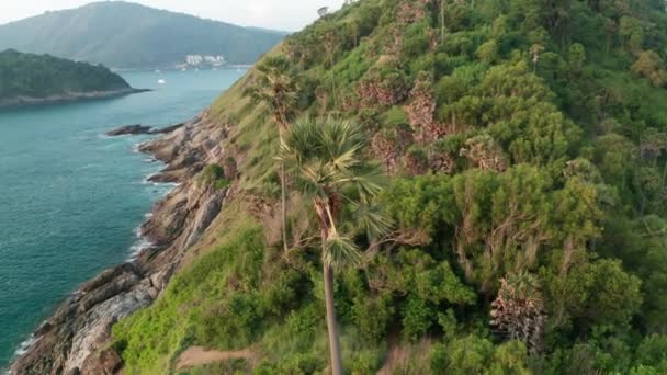 Landskap av ön och havet vatten med en vacker utsikt över himlen — Stockvideo