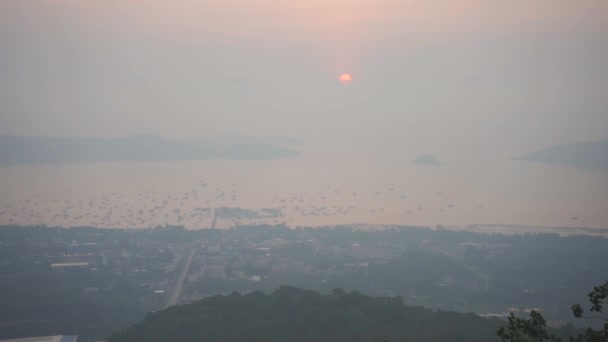 Mist-bedekt uitzicht naar beneden onder van het bos en de oceaan wateren tijdens zonsondergang — Stockvideo