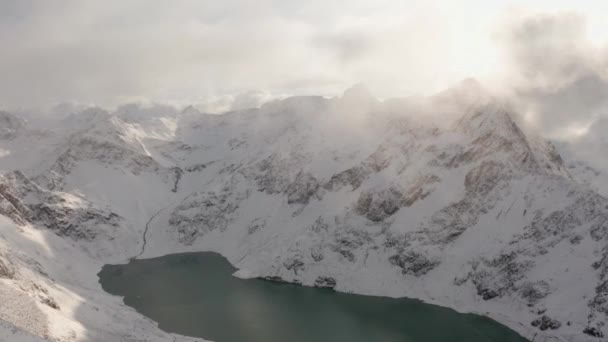 Heavenly Drone Shot of Snowy Mountain Summit e um pequeno lago no meio — Vídeo de Stock