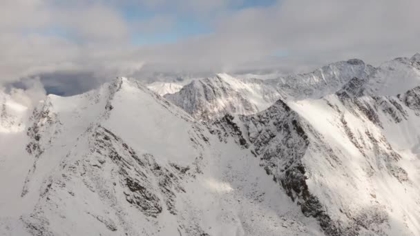 Mavi Gök ve Beyaz Bulutlar Arkaplanda Karlı Dağ Zirvesi — Stok video