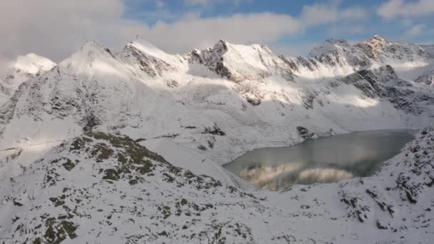 Tiro aéreo impressionante de belo pico de montanha nevado e lago no meio — Vídeo de Stock