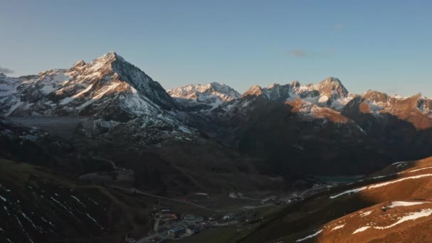 Vista de tirar o fôlego das montanhas com manchas de neve no pico contra o céu azul — Vídeo de Stock
