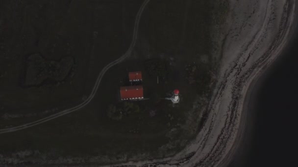 Tiro aéreo de exuberante campo verde rodeado de aguas tranquilas del océano y cielos despejados — Vídeos de Stock