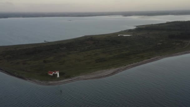 Захватывающий дрон на Зеленом острове, окруженный морскими водами — стоковое видео