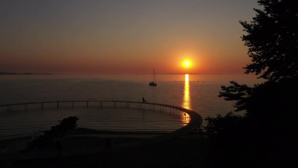 Drone Shot of Sunset Reflection in Ocean and Infinite Bridge Silhoutte, Denemarken — Stockvideo