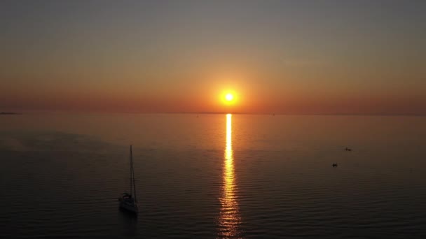 Hermosa puesta de sol en la playa de Varna y aguas tranquilas del océano (tiro aéreo) — Vídeo de stock