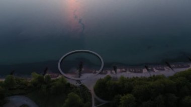 Aarhus Köprüsü 'ndeki Sonsuz Köprü ve Etrafını Saran Köpüklü Su