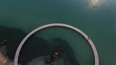 Sonsuz Köprü ve Işıldayan Güzel Okyanus Suyu Yuvarlak Limanı