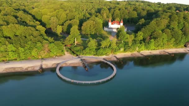 덴마크의 무한 한 다리의 드론 샷 배경에 나무와 함께 — 비디오