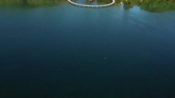 Glittrande vatten och den oändliga bron i Danmark på en solig dag — Stockvideo