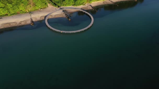 Colpo aereo panoramico delle acque oceaniche con il ponte infinito sulla costa in Danimarca — Video Stock