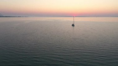 Sakin Deniz Sularının Ortasında Bir Tekne Ve Gökyüzünde Güzel Gün Batımı