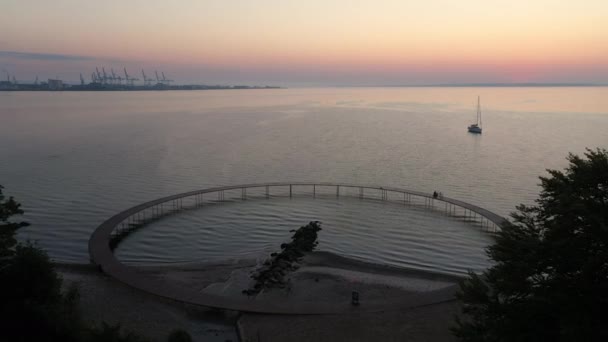 Majestueus panoramisch uitzicht op oneindige brug omringd door oceaanwateren en zonsondergang — Stockvideo