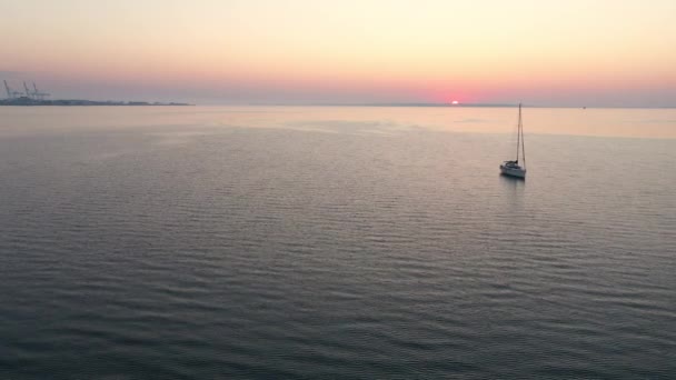 Altın Günbatımı Gökyüzü ve Okyanus Sularının Uçsuz bucaksız manzarası — Stok video