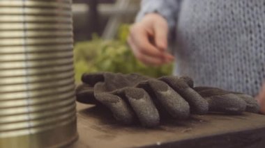 Siyah Bahçe Eldiveni Giyen Kadın