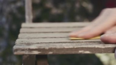 Marangoz Dışardaki Sandalyenin Sanding Wood 'u