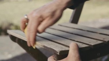 Marangoz Sandalyenin Kenarına Zımparaladı