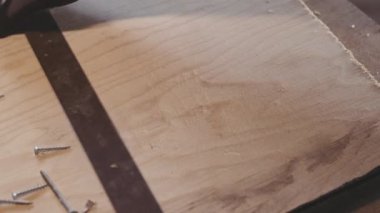 Marangoz Ağaçta T-Meydanı Kullanıyor