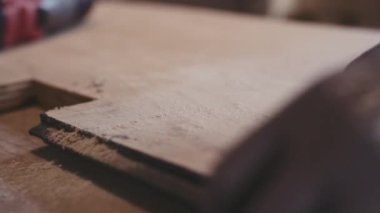 Marangoz Zımpara Kağıdı Kullanıyor