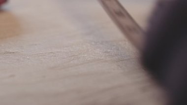 Marangoz Ahşabı Yöneterek Ölçüyor
