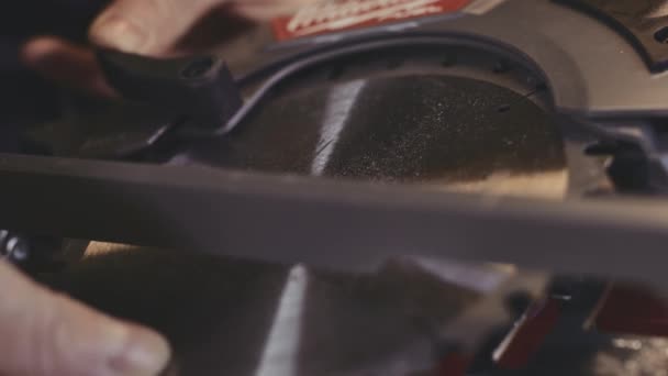 Тесляр встановлює нове лезо на циркулярній пилці — стокове відео