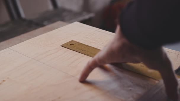 Carpinteiro de medição e marcação de madeira — Vídeo de Stock