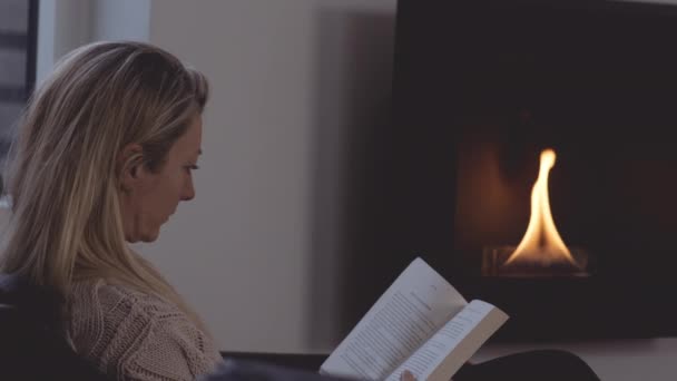 Mujer relajante y lectura libro — Vídeo de stock