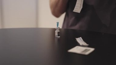 Doktor Şırıngayı Kapalı Aşıya Koyuyor