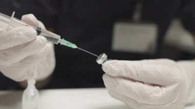 Doktor Aşıya Sıvı Enjekte Ediyor